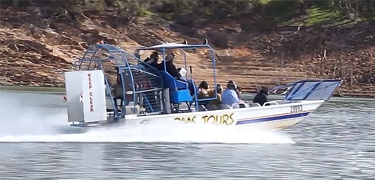 Airboat Elka BMS Tours on lake Eildon